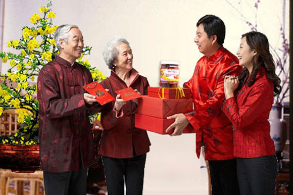 Biếu quà Tết cho người thân là truyền thống đã có từ lâu đời của người Việt Nam