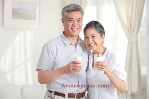 Tặng người già sữa dinh dưỡng giúp tốt cho xương khớp, tim mạch