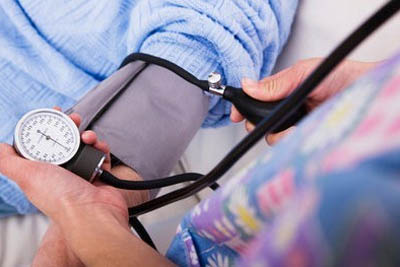 Cần kiểm tra huyết áp thường xuyên